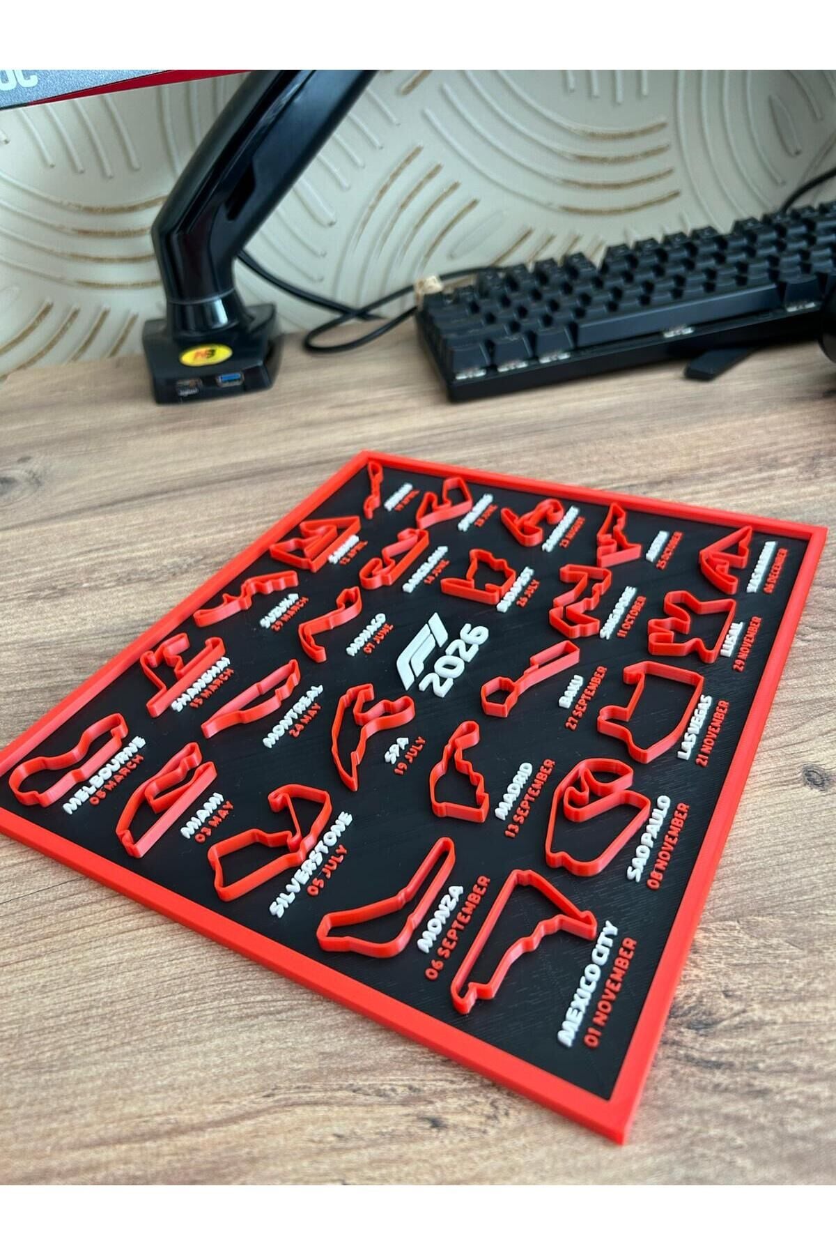 Stand Masaüstü Tutucu Organizer Formula 1 2026 Takvimi – 3D Pist Tablosu (22x25 cm) | Standlı & Duvara Asılabilir Çerçeve Pratik Kullanım Yer Tasarrufu Sağlayan
